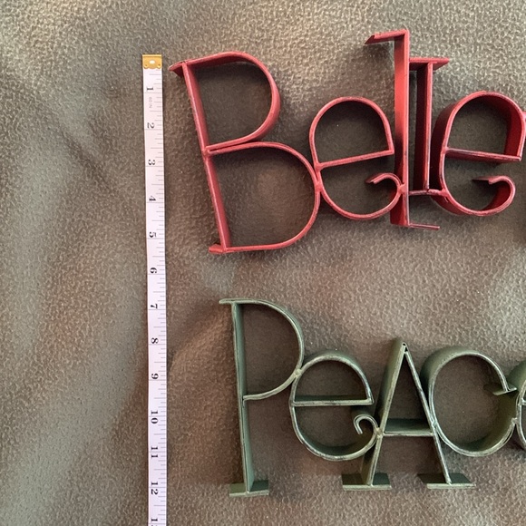 Cute Believe and Peace metal standing signs. Approx 5” tall. 13” long & 9 1/2” - Picture 3 of 6
